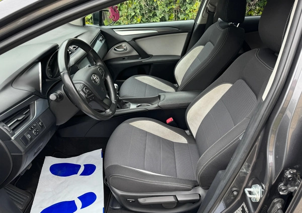 Toyota Avensis cena 59999 przebieg: 123400, rok produkcji 2018 z Knurów małe 704